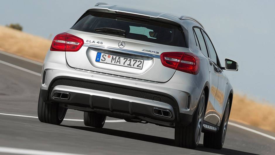 O para-choque traseiro tem um extrator de ar que melhora a aerodin&acirc;mica | <a href="https://quatrorodas.abril.com.br/noticias/saloes/detroit-2014/mercedes-benz-revela-gla-amg-766617.shtml" rel="migration">Leia mais</a>