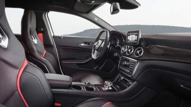 O interior tem bancos esportivos com detalhes em vermelho, mesma tonalidade dos cintos de segurança | <a href="https://quatrorodas.abril.com.br/noticias/saloes/detroit-2014/mercedes-benz-revela-gla-amg-766617.shtml" rel="migration">Leia mais</a>