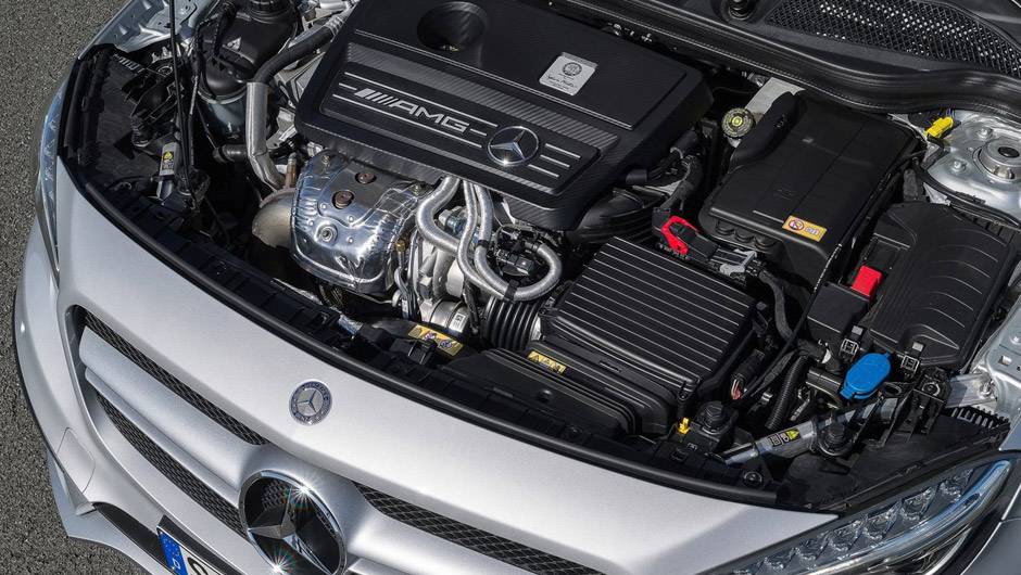 Mas a principal estrela &eacute; o motor 2.0 turbo, que entrega 360 cv, ou 180 cv por litro; o GLA 45 AMG ser&aacute; revelado oficialmente no Sal&atilde;o de Detroit | <a href="https://quatrorodas.abril.com.br/noticias/saloes/detroit-2014/mercedes-benz-revela-gla-amg-766617.s" rel="migration"></a>