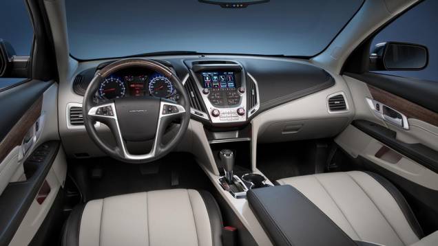 Por dentro novos grafismos, porta-objetos e detalhes cromados foram incorporados ao veículo | <a href="https://quatrorodas.abril.com.br/noticias/saloes/new-york-2015/gmc-revela-terrain-2016-reestilizada-852111.shtml" target="_blank" rel="migration">Leia mais</a> Por dentro novos grafismos, porta-objetos e detalhes cromados foram incorporados ao veículo | <a href="https://quatrorodas.abril.com.br/noticias/saloes/new-york-2015/gmc-revela-terrain-2016-reestilizada-852111.shtml" target="_blank" rel="migration">Leia mais</a>