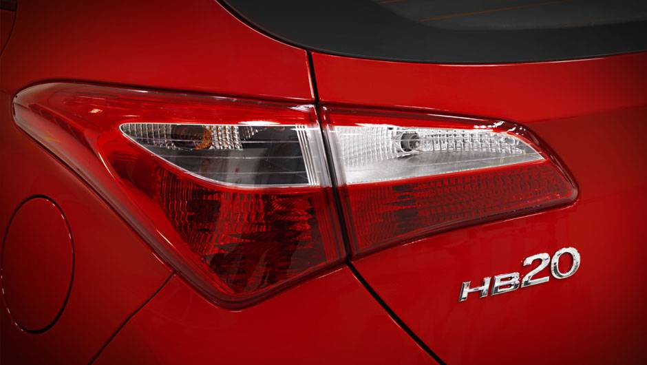 &Uacute;nicas fotos divulgadas do modelo s&atilde;o restritas a pequenos detalhes | <a href="https://quatrorodas.abril.com.br/carros/lancamentos/novo-hyundai-sera-chamado-hb20-693564.shtml" target="_blank" rel="migration">Leia mais</a>