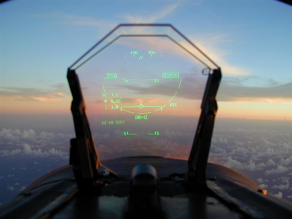 O HUD (Head-up Display) de um caça mostra dados de voo, navegação, busca de alvos e seleção de armas