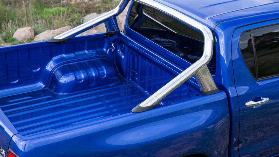 Capacidade de carga &eacute; de 1.240 kg na ca&ccedil;amba e 3.500 kg pelo reboque | <a href="https://quatrorodas.abril.com.br/noticias/fabricantes/toyota-revela-nova-hilux-2016-867763.shtml" rel="migration">Leia mais</a>