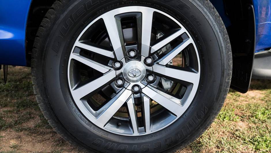 Op&ccedil;&otilde;es de rodas diferentes para cada vers&atilde;o, com tamanhos de 16, 17 e 18 polegadas | <a href="https://quatrorodas.abril.com.br/noticias/fabricantes/toyota-revela-nova-hilux-2016-867763.shtml" rel="migration">Leia mais</a>