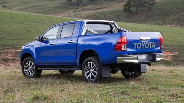 Picape está 70 mm mais comprida e 20 mm mais larga do que sua antecessora | <a href="https://quatrorodas.abril.com.br/noticias/fabricantes/toyota-revela-nova-hilux-2016-867763.shtml" rel="migration">Leia mais</a>