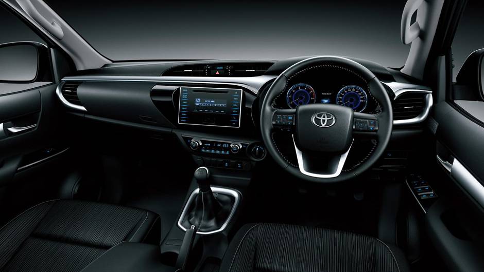 Interior tem conforto de um carro com destaque para a grande tela da central multim&iacute;dia no painel | <a href="https://quatrorodas.abril.com.br/noticias/fabricantes/toyota-revela-nova-hilux-2016-867763.shtml" rel="migration">Leia mais</a>