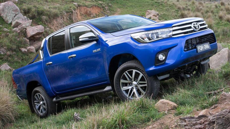 Modelo deve chegar ao mercado brasileiro no início do ano que vem | <a href="https://quatrorodas.abril.com.br/noticias/fabricantes/toyota-revela-nova-hilux-2016-867763.shtml" rel="migration">Leia mais</a>