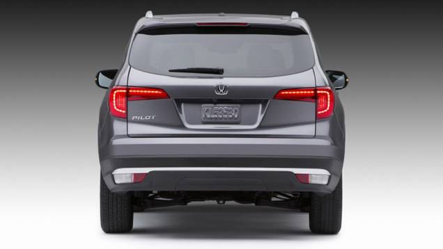 A traseira tem lanternas com formato que lembram um bumerangue, remetendo ao HR-V | <a href="https://quatrorodas.abril.com.br/noticias/fabricantes/honda-divulga-imagens-pilot-2016-835540.shtml" rel="migration">Leia mais</a> A traseira tem lanternas com formato que lembram um bumerangue, remetendo ao HR-V | <a href="https://quatrorodas.abril.com.br/noticias/fabricantes/honda-divulga-imagens-pilot-2016-835540.shtml" rel="migration">Leia mais</a>