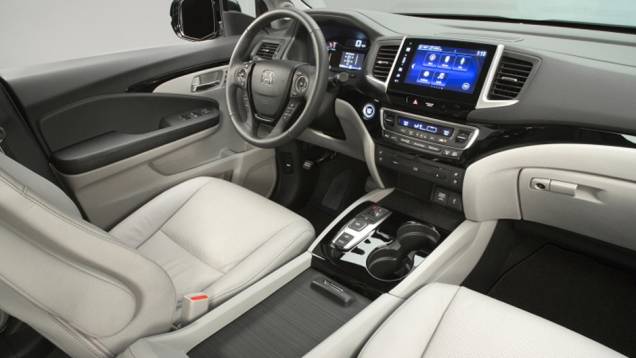Luxo e conforto na cabine com destaque para a grande tela no centro do painel | <a href="https://quatrorodas.abril.com.br/noticias/fabricantes/honda-divulga-imagens-pilot-2016-835540.shtml" rel="migration">Leia mais</a> Luxo e conforto na cabine com destaque para a grande tela no centro do painel | <a href="https://quatrorodas.abril.com.br/noticias/fabricantes/honda-divulga-imagens-pilot-2016-835540.shtml" rel="migration">Leia mais</a>
