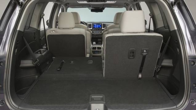 Interior espaçoso possui três fileiras de bancos | <a href="https://quatrorodas.abril.com.br/noticias/fabricantes/honda-divulga-imagens-pilot-2016-835540.shtml" rel="migration">Leia mais</a> Interior espaçoso possui três fileiras de bancos | <a href="https://quatrorodas.abril.com.br/noticias/fabricantes/honda-divulga-imagens-pilot-2016-835540.shtml" rel="migration">Leia mais</a>