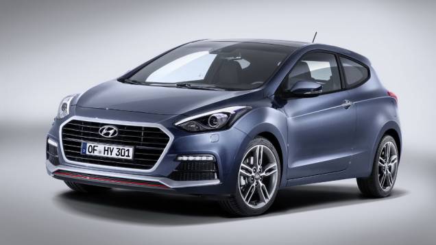 Versão turbo traz entradas de ar inferiores, além de um friso vermelho no centro | <a href="https://quatrorodas.abril.com.br/noticias/fabricantes/hyundai-revela-facelift-i30-820005.shtml" rel="migration">Leia mais</a>