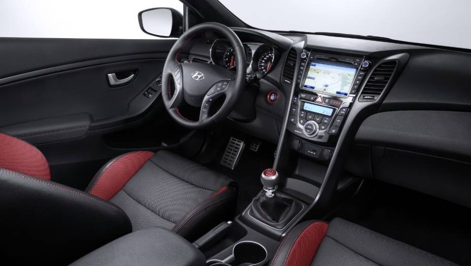 Interior da versão turbo apresenta bancos esportivos e detalhes em vermelho no console | <a href="https://quatrorodas.abril.com.br/noticias/fabricantes/hyundai-revela-facelift-i30-820005.shtml" rel="migration">Leia mais</a>