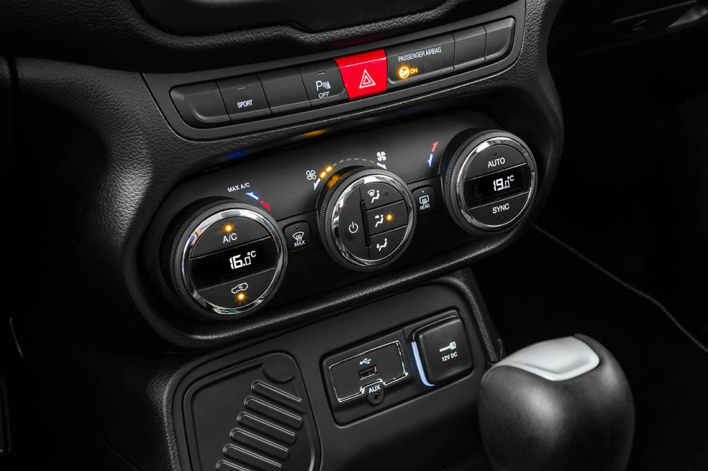 Botão da nova função Sport fica acima dos controles do ar-condicionado