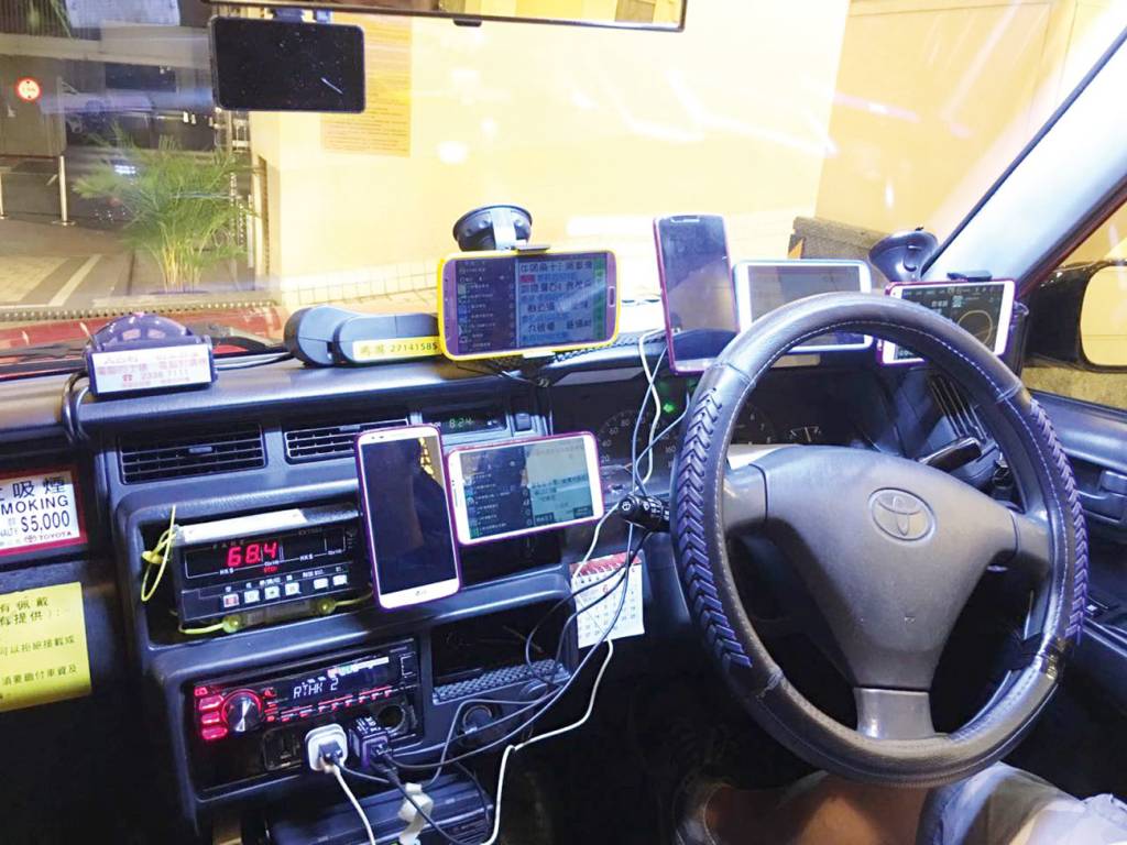 Imagine o trabalho que o motorista deste táxi em Hong Kong vai ter para descobrir qual celular está tocando...