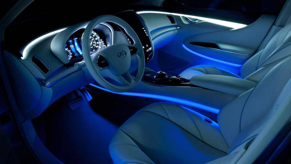 A ilumina&ccedil;&atilde;o azulada faz refer&ecirc;ncia &agrave; preocupa&ccedil;&atilde;o com o meio-ambiente deste sed&atilde; el&eacute;trico | <a href="https://quatrorodas.abril.com.br/saloes/nova-york/2012/infiniti-le-681440.shtml" rel="migration">Leia mais</a>