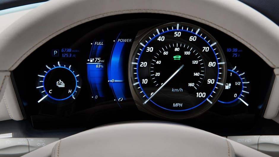 No painel, o motorista tem acesso a v&aacute;rias informa&ccedil;&otilde;es, como a autonomia da bateria de &iacute;on-l&iacute;tio | <a href="https://quatrorodas.abril.com.br/saloes/nova-york/2012/infiniti-le-681440.shtml" rel="migration">Leia mais</a>