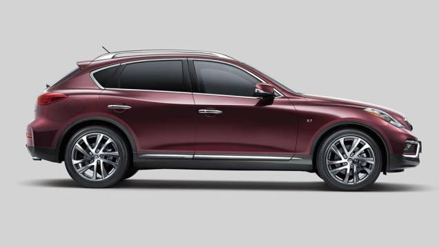 Vão livre para o solo aumentou e o carro ganhou novos para-choques e detalhes na carroceria | <a href="https://quatrorodas.abril.com.br/noticias/saloes/new-york-2015/infiniti-revela-qx50-2016-entre-eixos-alongado-852420.shtml" target="_blank" rel="migration">Leia mais</a>