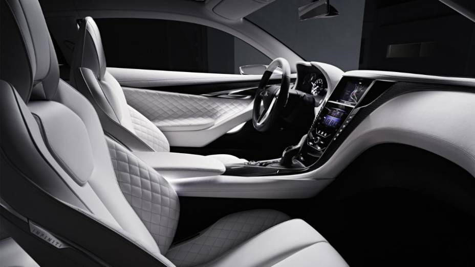 Interior é marcado pelo luxo e sofisticação, como bancos com acolchoamento lateral | <a href="https://quatrorodas.abril.com.br/noticias/saloes/detroit-2015/infiniti-revela-q60-concept-detroit-824520.shtml" rel="migration">Leia mais</a>