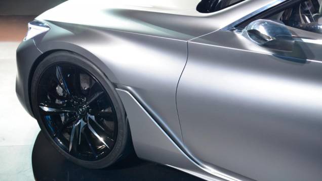 Modelo chega com aerodinâmica semelhante a de um carro de F1 | <a href="https://quatrorodas.abril.com.br/noticias/saloes/detroit-2015/infiniti-revela-q60-concept-detroit-824520.shtml" rel="migration">Leia mais</a>