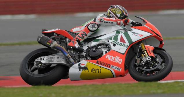 Biaggi em ação durante a prova inglesa Biaggi em ação durante a prova inglesa