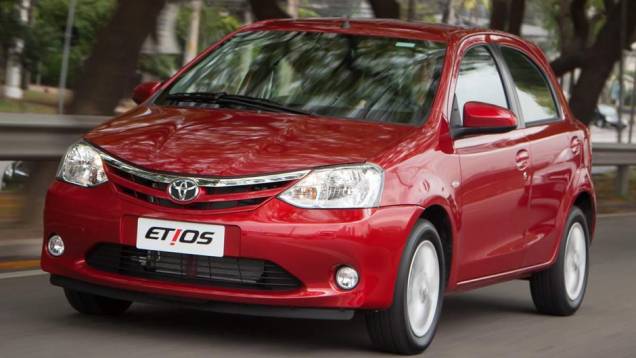 Compactos: Toyota Etios Hatch 1.5 16V Flex - 8,9 km/l etanol - 12,9 km/l gasolina | <a href="https://quatrorodas.abril.com.br/noticias/mercado/inmetro-divulga-ranking-2015-programa-etiquetagem-veicular-827512.shtml" rel="migration">Leia mais</a>