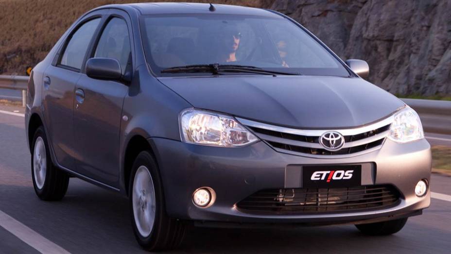 Médios: Toyota Etios Sedan 1.5 16V Flex - 8,9 km/l etanol - 12,9 km/l gasolina | <a href="http://quatrorodas.abril.com.br/noticias/mercado/inmetro-divulga-ranking-2015-programa-etiquetagem-veicular-827512.shtml" rel="migration">Leia mais</a>