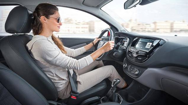 Carro vem recheado de acessórios e parte de cerca de R$ 29 mil | <a href="https://quatrorodas.abril.com.br/noticias/saloes/genebra-2015/opel-lanca-karl-europa-819122.shtml" rel="migration">Leia mais</a> Carro vem recheado de acessórios e parte de cerca de R$ 29 mil | <a href="https://quatrorodas.abril.com.br/noticias/saloes/genebra-2015/opel-lanca-karl-europa-819122.shtml" rel="migration">Leia mais</a>