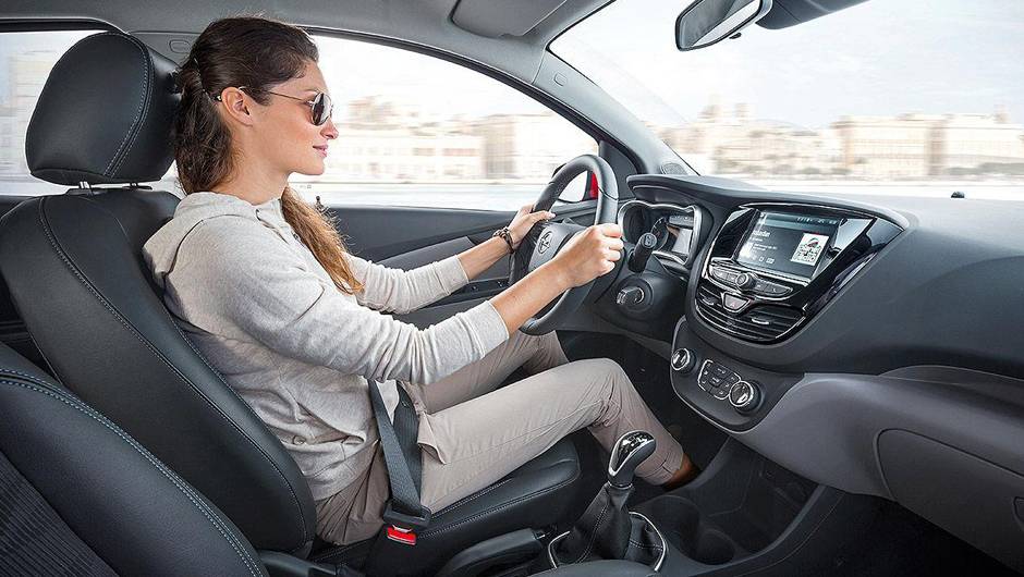 Carro vem recheado de acess&oacute;rios e parte de cerca de R$ 29 mil | <a href="https://quatrorodas.abril.com.br/noticias/saloes/genebra-2015/opel-lanca-karl-europa-819122.shtml" rel="migration">Leia mais</a>