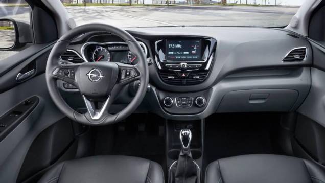 Console central com tela do sistema de entretenimento lembra a do Peugeot 208 | <a href="https://quatrorodas.abril.com.br/noticias/saloes/genebra-2015/opel-lanca-karl-europa-819122.shtml" rel="migration">Leia mais</a>