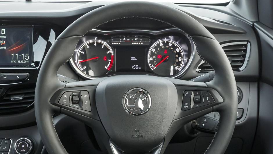 Na Inglaterra, com m&atilde;o invertida, modelo ser&aacute; chamado de Vauxhall Viva | <a href="https://quatrorodas.abril.com.br/noticias/saloes/genebra-2015/opel-lanca-karl-europa-819122.shtml" rel="migration">Leia mais</a>