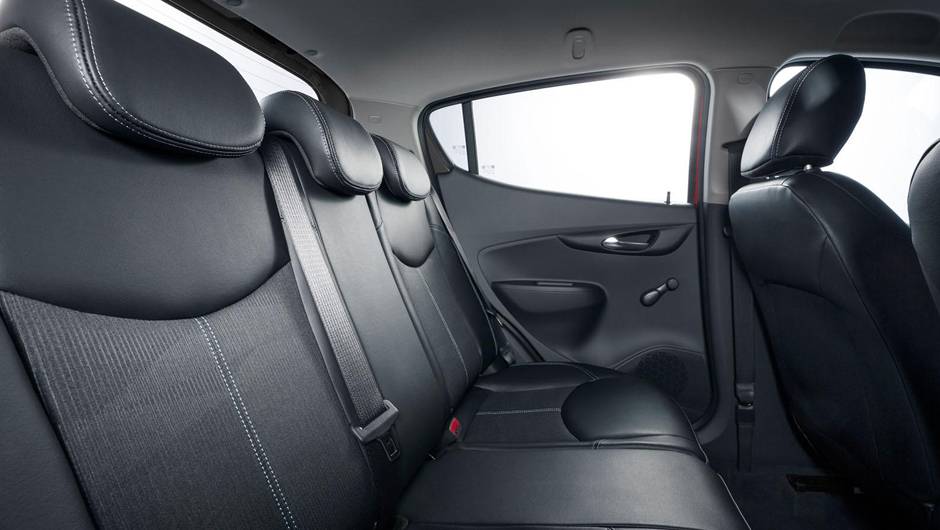Espa&ccedil;o para tr&ecirc;s passageiros atr&aacute;s n&atilde;o &eacute; exatamente generoso | <a href="https://quatrorodas.abril.com.br/noticias/saloes/genebra-2015/opel-lanca-karl-europa-819122.shtml" rel="migration">Leia mais</a>
