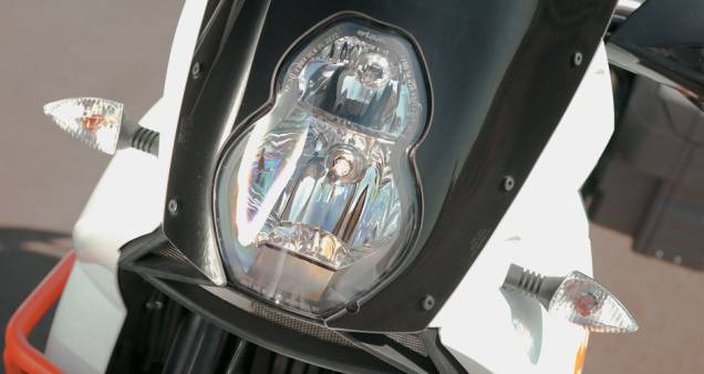 Faróis duplos e entradas de ar para o motor Faróis duplos e entradas de ar para o motor