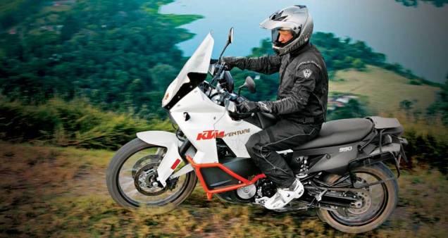 Carenagem é bem aerodinâmica, mas oculta chassi de treliça e motor em V Carenagem é bem aerodinâmica, mas oculta chassi de treliça e motor em V