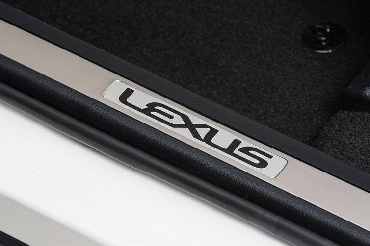 Detalhe da soleira do NX | <a href="https://quatrorodas.abril.com.br/noticias/saloes/pequim-2014/lexus-revela-crossover-nx-2015-pequim-780341.shtml" rel="migration">Leia mais</a>