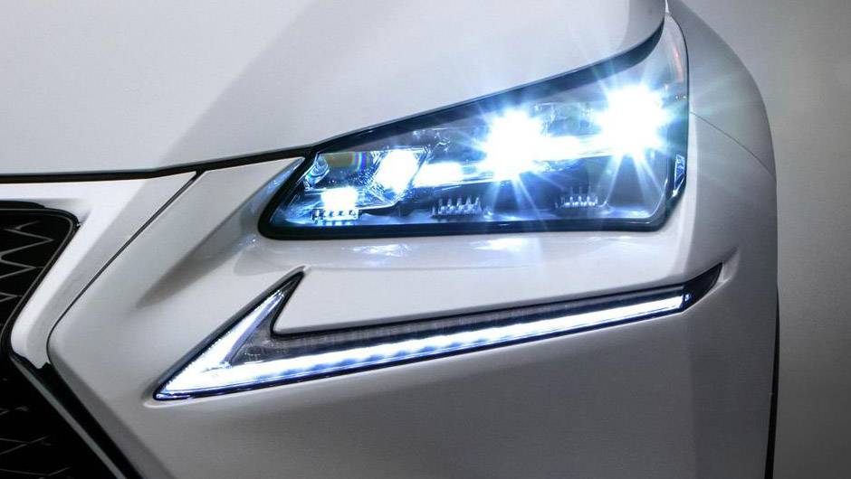 Conjunto &oacute;tico com luzes de uso diurno e far&oacute;is de led | <a href="https://quatrorodas.abril.com.br/noticias/saloes/pequim-2014/lexus-revela-crossover-nx-2015-pequim-780341.shtml" rel="migration">Leia mais</a>