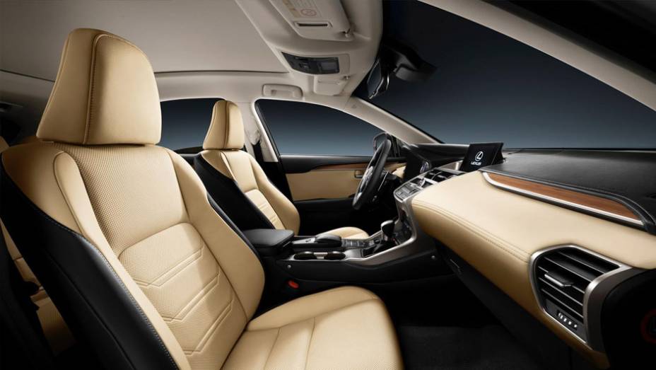 Interior preto e creme com detalhes metálicos e em madeira do NX | <a href="https://quatrorodas.abril.com.br/noticias/saloes/pequim-2014/lexus-revela-crossover-nx-2015-pequim-780341.shtml" rel="migration">Leia mais</a>