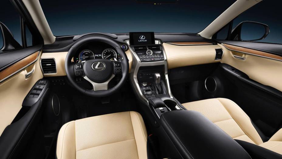 Interior preto e creme com detalhes metálicos e em madeira do NX | <a href="https://quatrorodas.abril.com.br/noticias/saloes/pequim-2014/lexus-revela-crossover-nx-2015-pequim-780341.shtml" rel="migration">Leia mais</a>