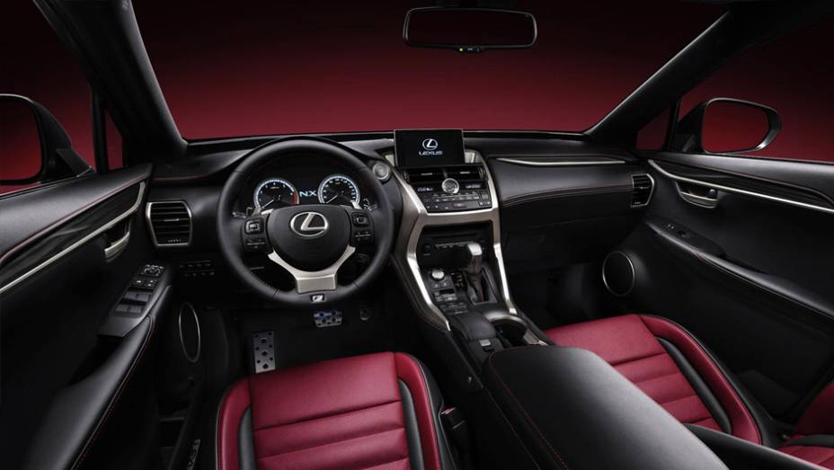 Versão do NX com interior preto com estofamento roxo e detalhes metálicos | <a href="https://quatrorodas.abril.com.br/noticias/saloes/pequim-2014/lexus-revela-crossover-nx-2015-pequim-780341.shtml" rel="migration">Leia mais</a>