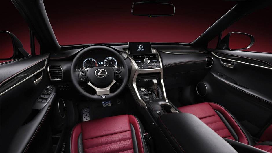 Vers&atilde;o do NX com interior preto com estofamento roxo e detalhes met&aacute;licos | <a href="https://quatrorodas.abril.com.br/noticias/saloes/pequim-2014/lexus-revela-crossover-nx-2015-pequim-780341.shtml" rel="migration">Leia mais</a>