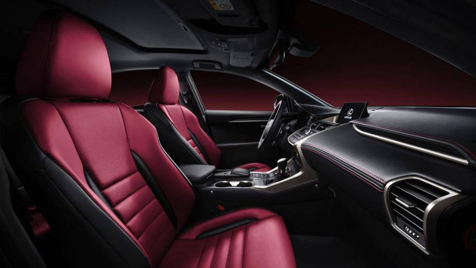 Versão do NX com interior preto com estofamento roxo e detalhes metálicos | <a href="https://quatrorodas.abril.com.br/noticias/saloes/pequim-2014/lexus-revela-crossover-nx-2015-pequim-780341.shtml" rel="migration">Leia mais</a>