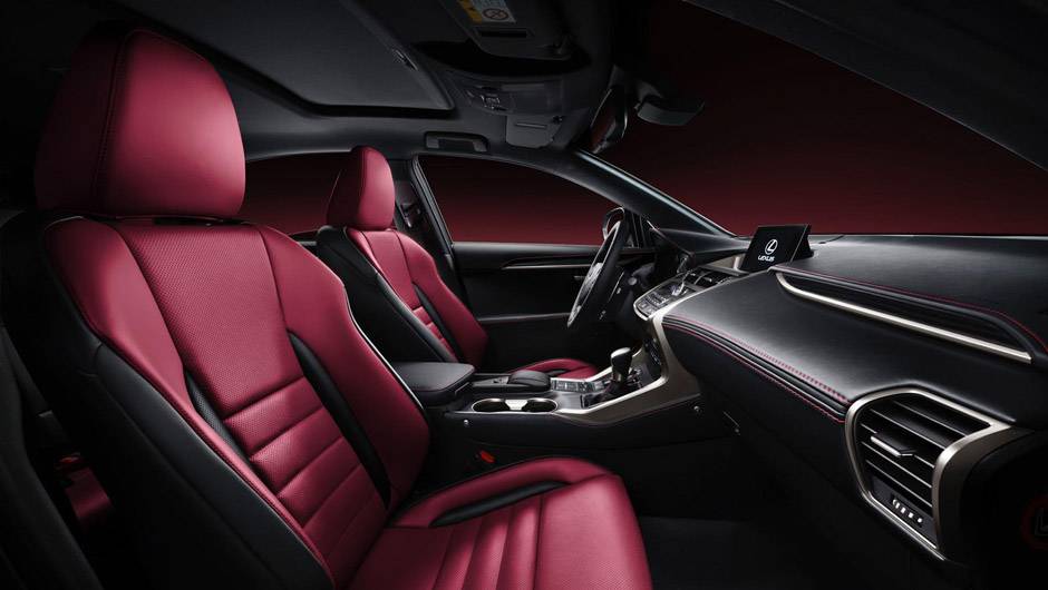 Vers&atilde;o do NX com interior preto com estofamento roxo e detalhes met&aacute;licos | <a href="https://quatrorodas.abril.com.br/noticias/saloes/pequim-2014/lexus-revela-crossover-nx-2015-pequim-780341.shtml" rel="migration">Leia mais</a>