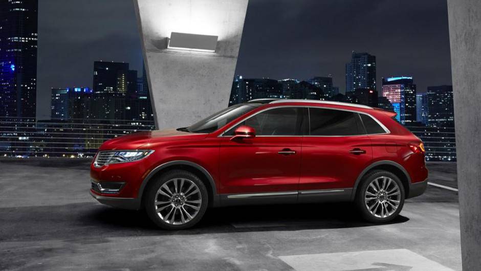 Vers&atilde;o de entrada conta com motor V6 3.7 de 300 cv. J&aacute; o topo de linha, V6 2.7 entrega 330 cv | <a href="https://quatrorodas.abril.com.br/noticias/saloes/detroit-2015/lincoln-revela-crossover-mkx-2016-825300.shtml" rel="migration">Leia mais</a>