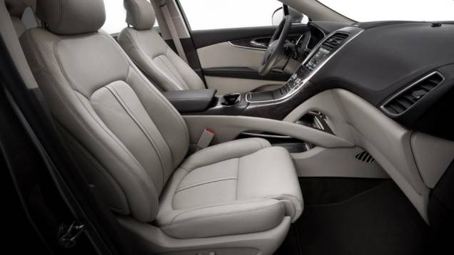 Cabine traz bancos e console revestidos em couro, com monitor touchscreen | <a href="https://quatrorodas.abril.com.br/noticias/saloes/detroit-2015/lincoln-revela-crossover-mkx-2016-825300.shtml" rel="migration">Leia mais</a> Cabine traz bancos e console revestidos em couro, com monitor touchscreen | <a href="https://quatrorodas.abril.com.br/noticias/saloes/detroit-2015/lincoln-revela-crossover-mkx-2016-825300.shtml" rel="migration">Leia mais</a>