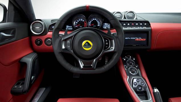 O interior foi totalmente retrabalhado com materiais mais nobres e mais conforto | <a href="https://quatrorodas.abril.com.br/noticias/saloes/genebra-2015/lotus-evora-400-2015-apresentada-837306.shtml" rel="migration">Leia mais</a> O interior foi totalmente retrabalhado com materiais mais nobres e mais conforto | <a href="https://quatrorodas.abril.com.br/noticias/saloes/genebra-2015/lotus-evora-400-2015-apresentada-837306.shtml" rel="migration">Leia mais</a>