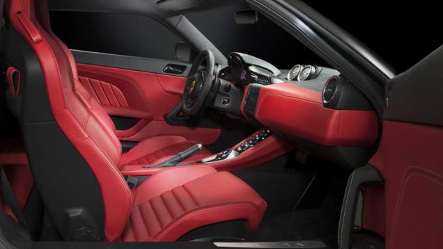 Com transmissão manual ou automática de seis marchas, o carro bate os 300 km/h | <a href="https://quatrorodas.abril.com.br/noticias/saloes/genebra-2015/lotus-evora-400-2015-apresentada-837306.shtml" rel="migration">Leia mais</a> Com transmissão manual ou automática de seis marchas, o carro bate os 300 km/h | <a href="https://quatrorodas.abril.com.br/noticias/saloes/genebra-2015/lotus-evora-400-2015-apresentada-837306.shtml" rel="migration">Leia mais</a>