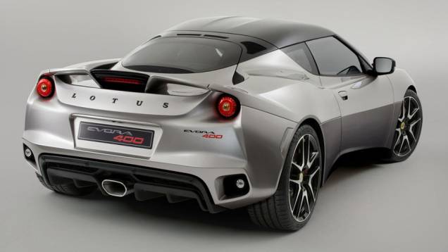 Com o uso de alumínio no chassi, o Evora 2015 é 22kg mais leve do que o seu antecessor | <a href="https://quatrorodas.abril.com.br/noticias/saloes/genebra-2015/lotus-evora-400-2015-apresentada-837306.shtml" rel="migration">Leia mais</a>