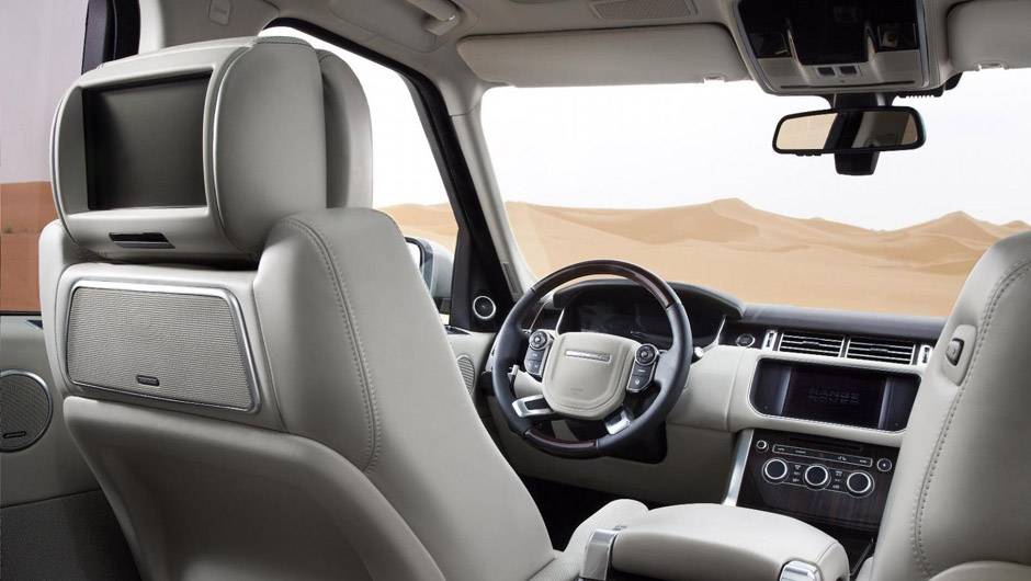 Ocupantes do assento traseiro possuem televis&atilde;o individual | <a href="https://quatrorodas.abril.com.br/saloes/paris/2012/range-rover-702581.shtml" rel="migration">Leia mais</a>