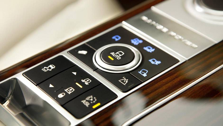Sistema Terrain Response 2 ajusta os controles eletr&ocirc;nicos do SUV de acordo com o piso | <a href="https://quatrorodas.abril.com.br/saloes/paris/2012/range-rover-702581.shtml" rel="migration">Leia mais</a>