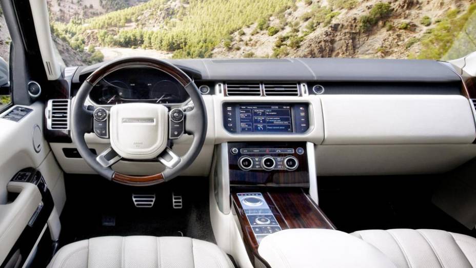 Luxuoso interior comporta somente quatro ocupantes | <a href="https://quatrorodas.abril.com.br/saloes/paris/2012/range-rover-702581.shtml" rel="migration">Leia mais</a>