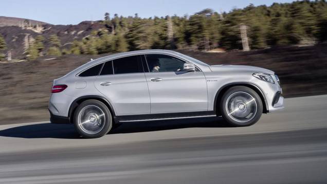 Utilitário com visual esportivo e rodas de 22 polegadas | <a href="https://quatrorodas.abril.com.br/noticias/saloes/detroit-2015/mercedes-amg-gle63-s-coupe-revelada-oficialmente-detroit-824420.shtml" rel="migration">Leia mais</a>